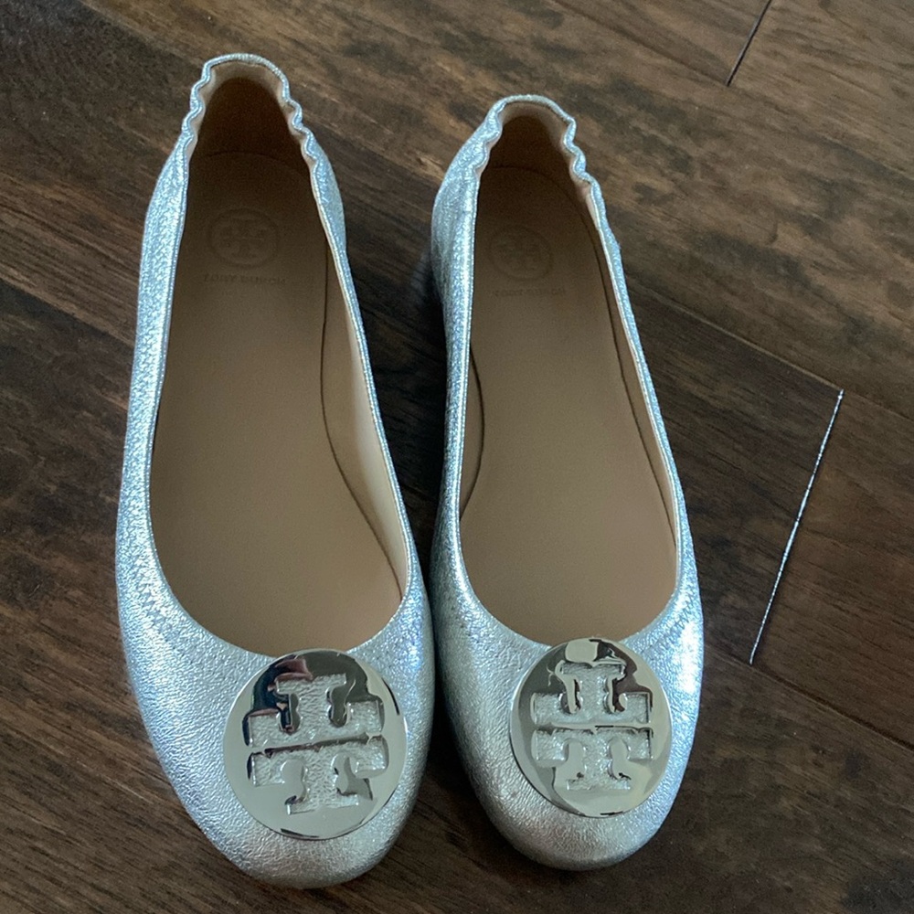 Tory Burch Minnie ballet silver embossed slip on size 8.
